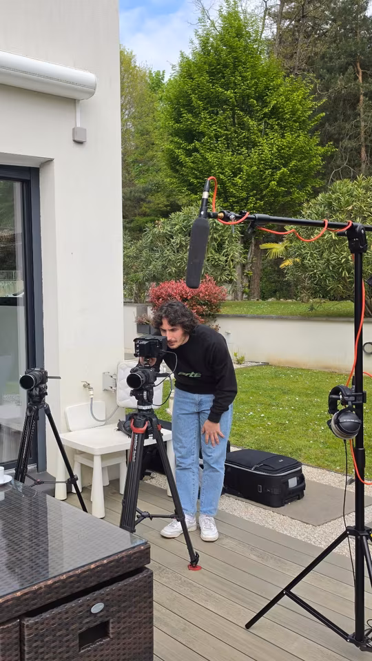 Tournage en extérieur : caméra sur trépied et perche son